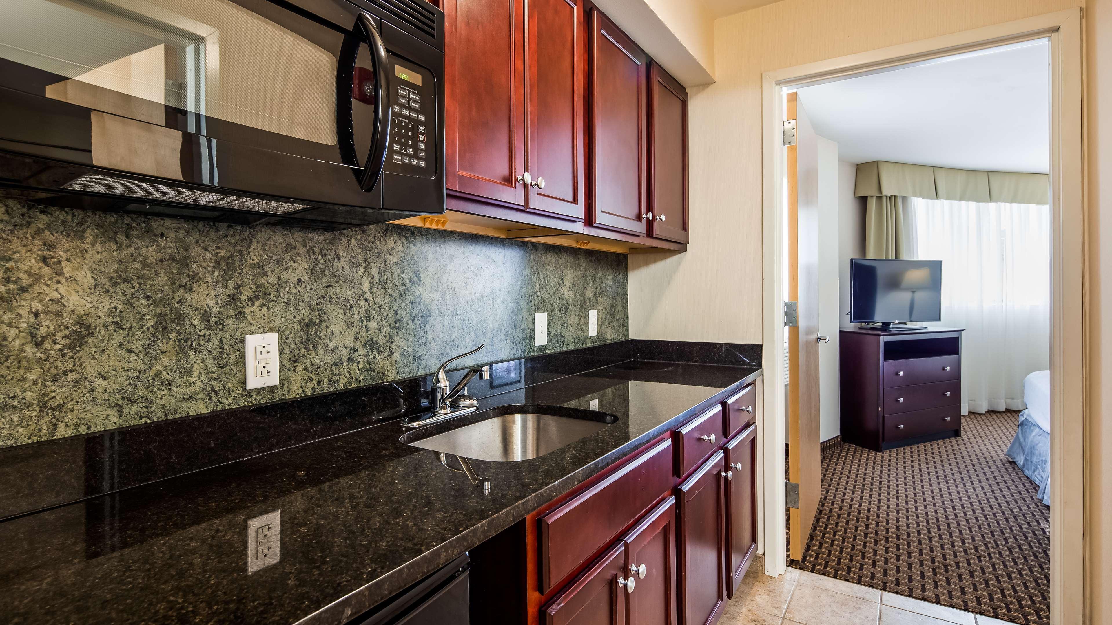 Best Western Plus Philadelphia Airport South - At Widener University Chester Bagian luar foto